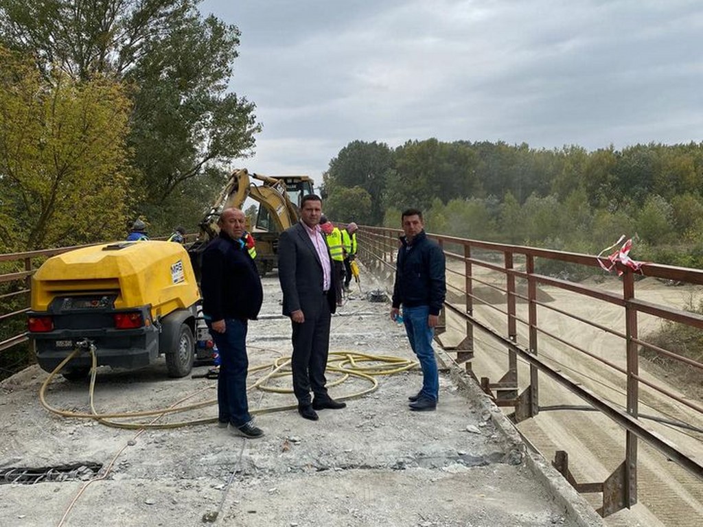 Au fost reluate lucrările la podul peste râul Argeș, din comuna Corbii Mari