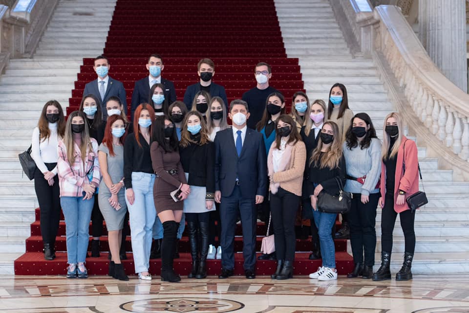 Studenți la drept invitați ai senatorului TITUS CORLĂȚEAN la Parlamentul României