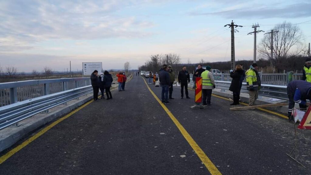 S-a reluat circulația pe podul peste pârâul Slănic, pe DJ 720 în comuna Gura Ocniței