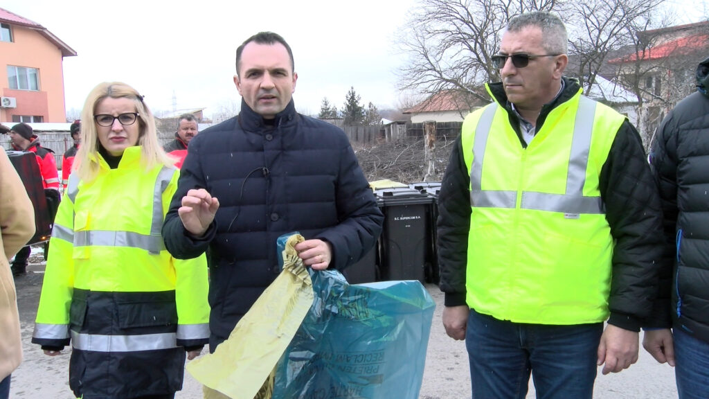 Târgoviște, continuă distribuirea pubelelor și a sacilor în cadrul noului contract de colectare separată a deșeurilor