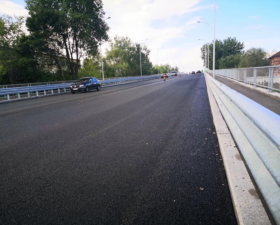 A fost turnat ultimul strat de asfalt la pasajul peste calea ferată de pe DN 72, (zona Pavcom),