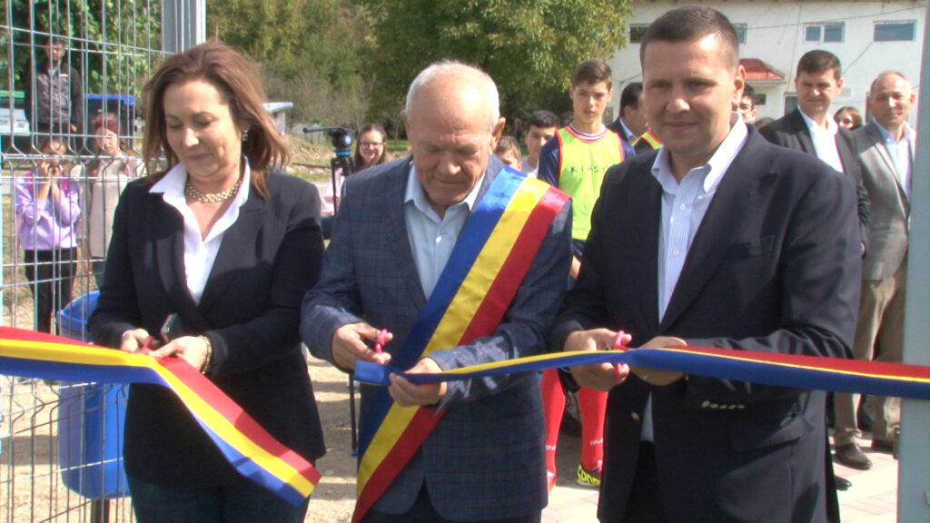 Un nou teren de sport multifuncțional<br>și-a deschis porțile în comuna Hulubești