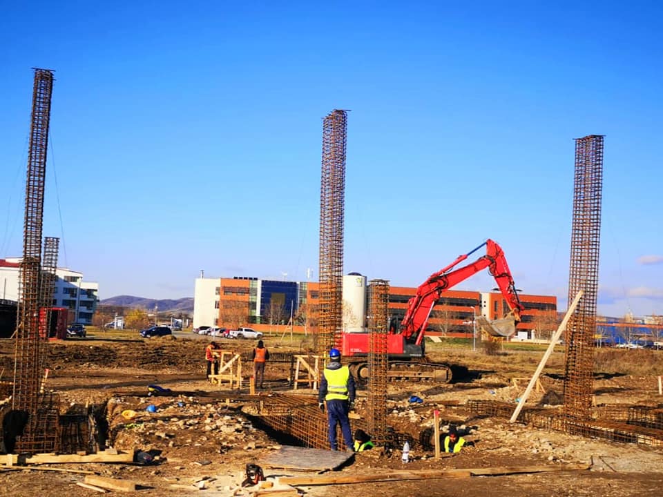 Târgoviște, o nouă investiție ajunge în faza de execuție! Start al lucrărilor de construire a noii săli de sport din campusul Universității ”Valahia”!