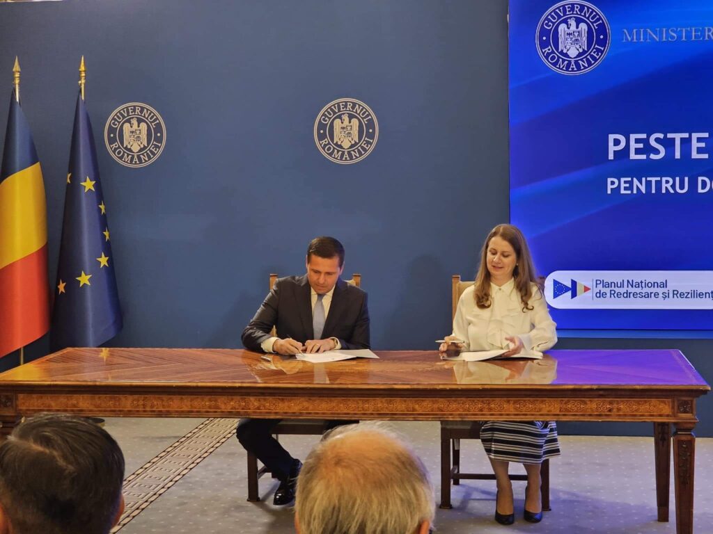 Președintele Consiliului Județean Dâmbovița, Corneliu Ștefan, a semnat astăzi contractul de finanțare prin care zeci de școli dâmbovițene vor beneficia de investiții masive