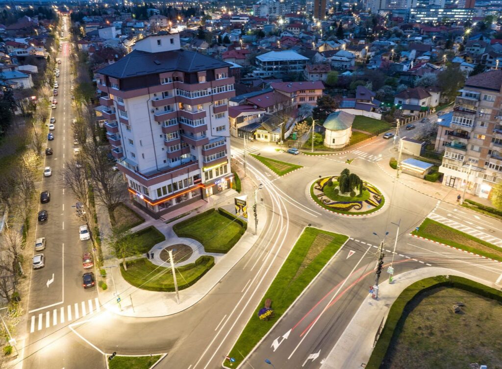 Târgoviște, a fost semnat contractul de execuție în cadrul căruia 64 de străzi și 55 de parcări din municipiul Târgoviște vor beneficia de un sistem nou și modern de iluminat public!