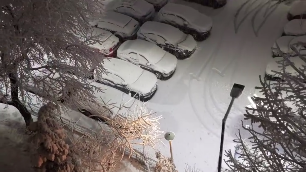 Târgoviște, prima ninsoare mai serioasă din această iarnă și prima intervenție consistentă pentru administrația locală