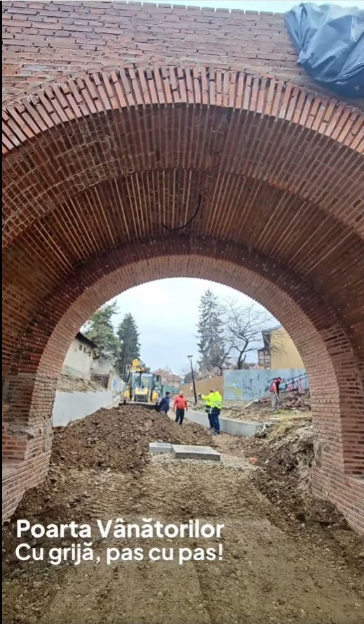 “Poarta Dealu – Vânătorilor”, construcție emblematică pentru orașul nostru, așa cum nu am văzut-o vreodată!