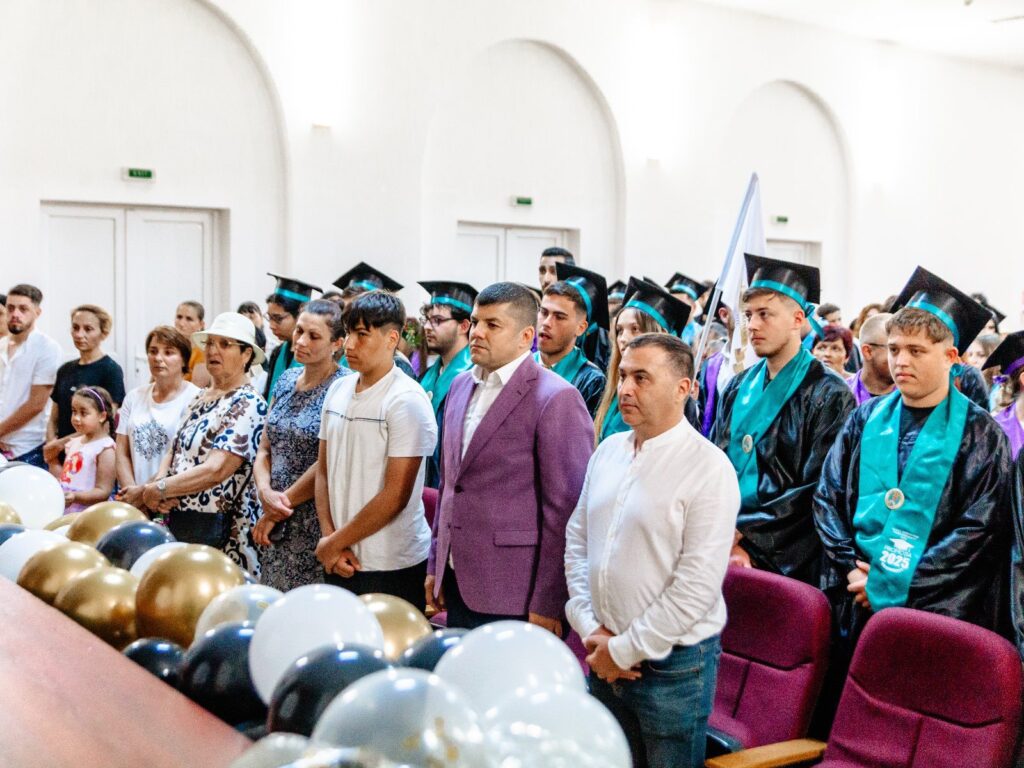 Laurențiu Costache, primarul orașului Titu, alături de absolvenții claselor a XII-a ale Liceului Tehnologic „Goga Ionescu”