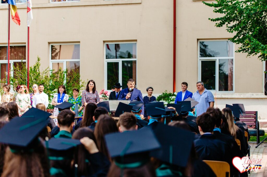 Primarul orașului Titu, Laurențiu Costache, alături de absolvenții claselor a VIII a de la Școala Gimnazială „Pictor Nicolae Grigorescu”