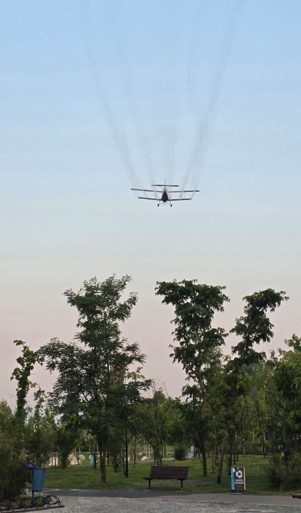 Titu, a început tratamentul aviochimic pentru combaterea țânțarilor, muștelor, omizilor și gândacilor.