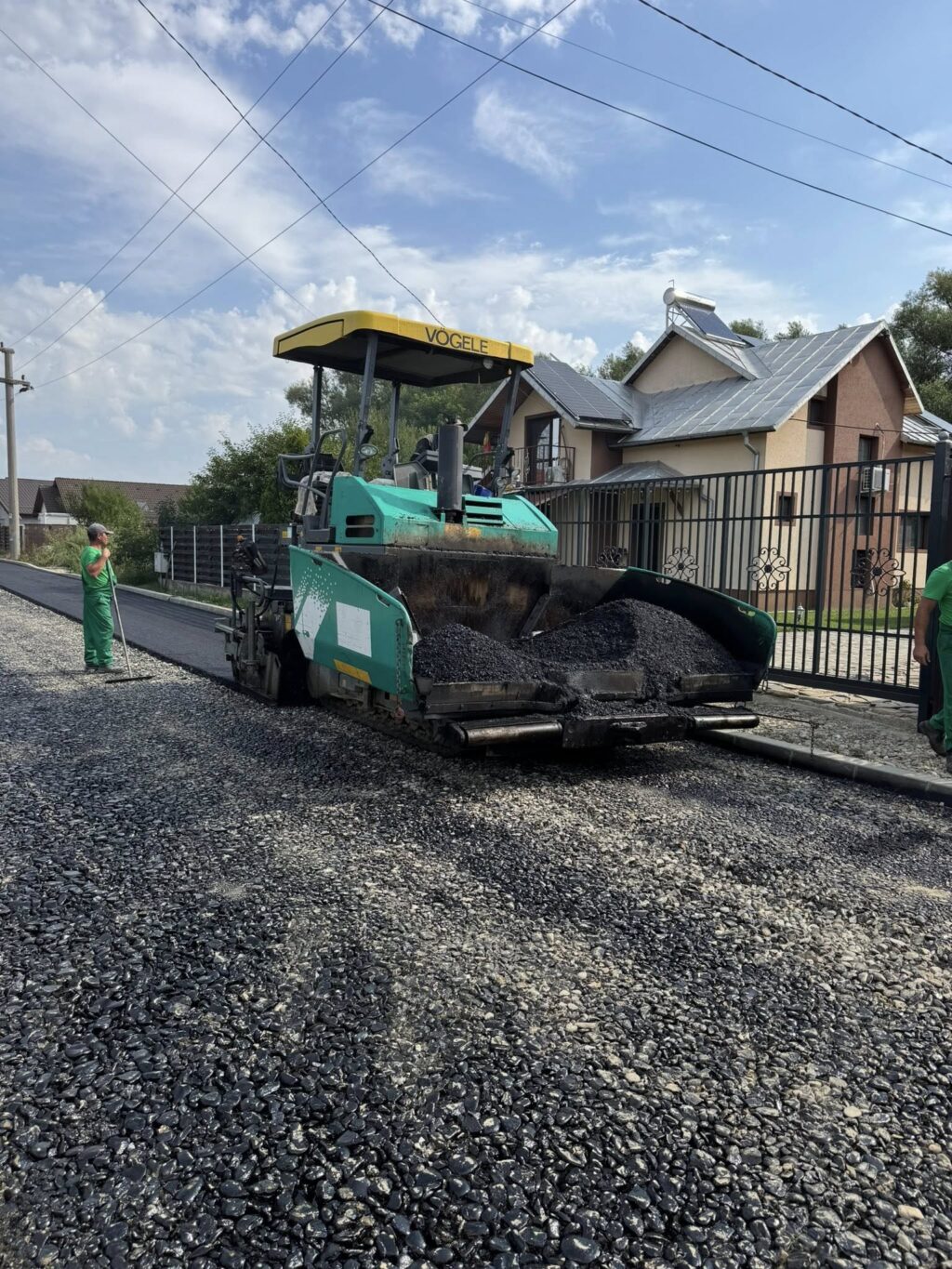 Titu, a început asfaltarea în Cartierul Atârnați, strada Regiei