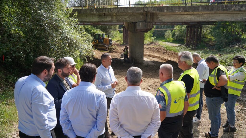 Au început lucrările la podul peste pârâul Bizdidel, aflat pe DN71, la intrarea în orașul Pucioasa