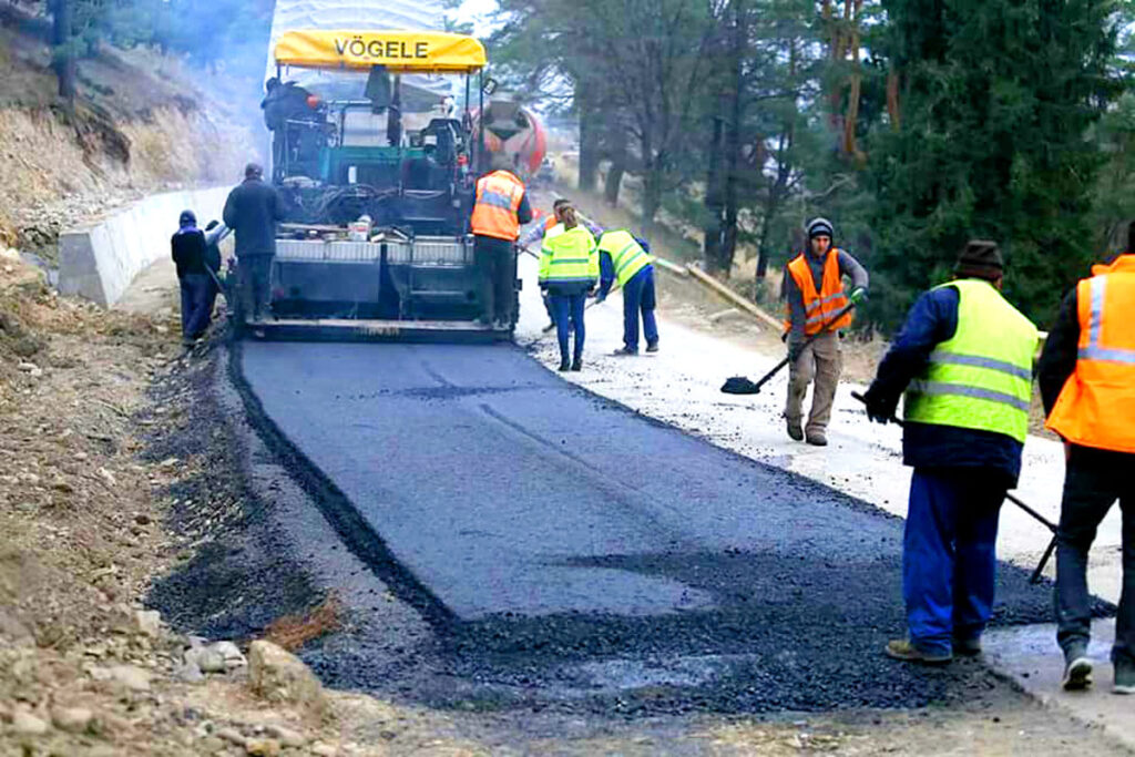 Siguranța cetățenilor pe drumurile județului, prioritate a S.C. Lucrări Drumuri și Poduri Dâmbovița
