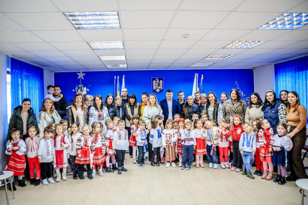 Au sosit colindatorii la Primaria Titu