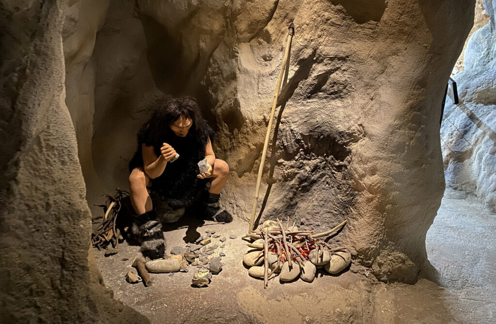 Muzeul Evoluției Omului și Tehnologiei în Paleolitic, primul de acest fel din România și din Europa Centrală și de Sud-Est