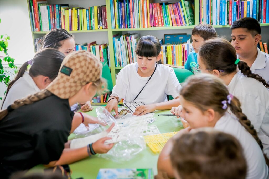 Biblioteca Orășenească Titu a găzduit Atelierul de Robotică pentru Copii – STEM & Inovație