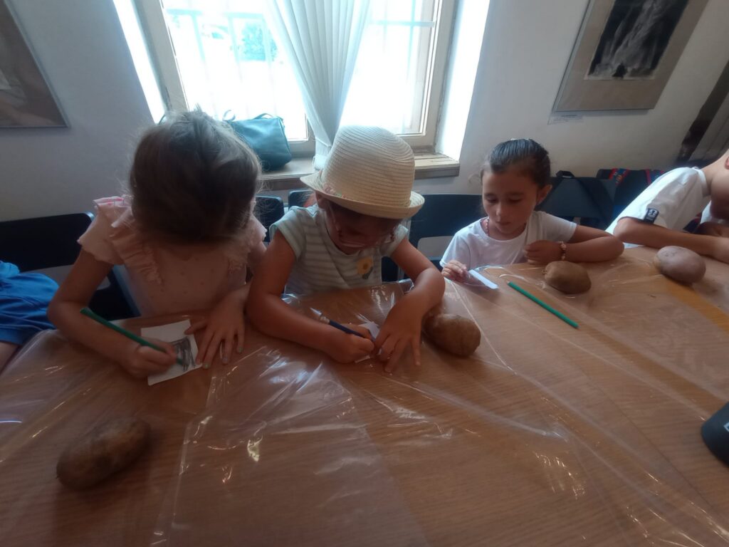 Copiii au descoperit patrimoniul prin joc și creativitate în primele zile ale programului „Vacanță la muzeu”